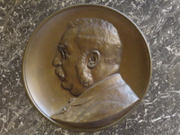 848965 Afbeelding van het bronzen medaillon in de herinneringsplaquette 'Hendrik Adriaan van Beuningen 1842-1908', ...